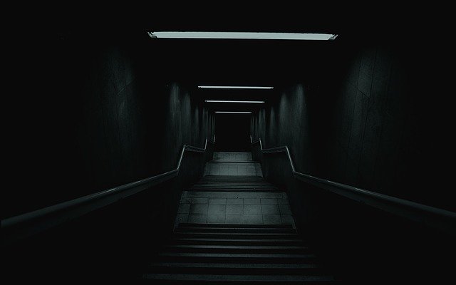 schody do neosvětleného domu