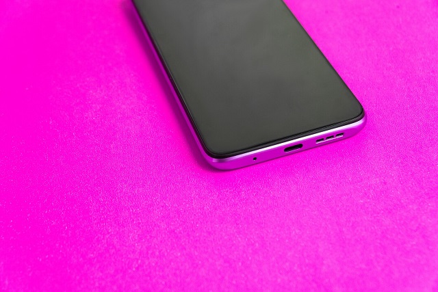 ležící telefon